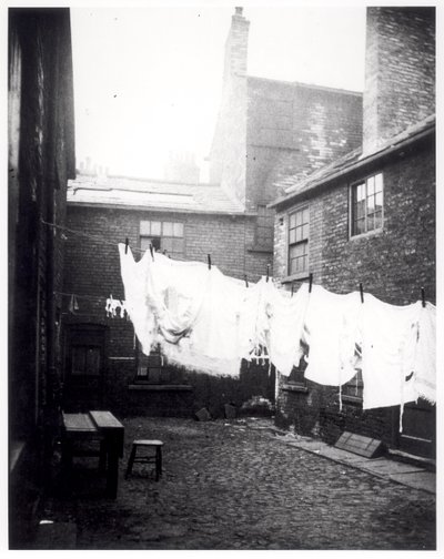 Wäscheleine im Eagle and Child Yard, Hunslet, Leeds, 13. Mai 1896 von English Photographer