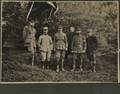 William Lawrence Bragg und Harold Roper Robinson mit anderen, Vogesen, 1915 von English Photographer