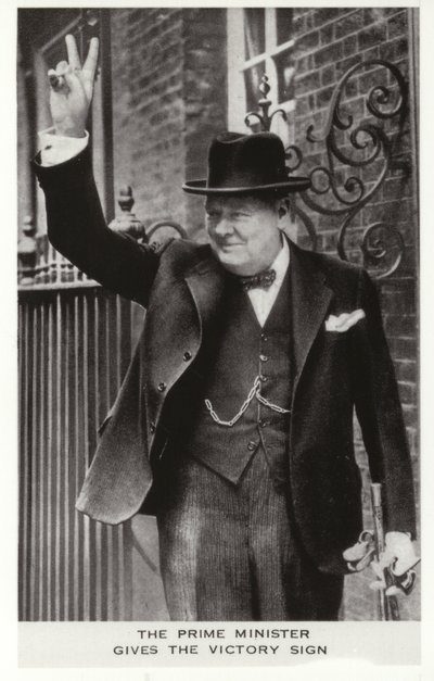 Winston Churchill zeigt das Victory-Zeichen vor der Downing Street 10, 5. Juni von English Photographer