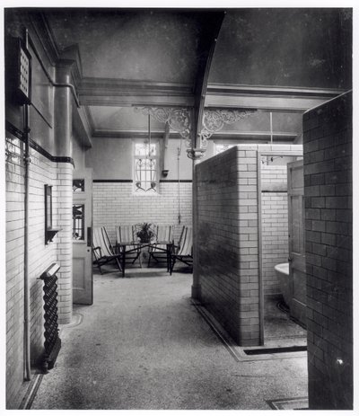 Private Kabinen und Wartebereich der Bramley Baths, Leeds von English Photographer English Photographer