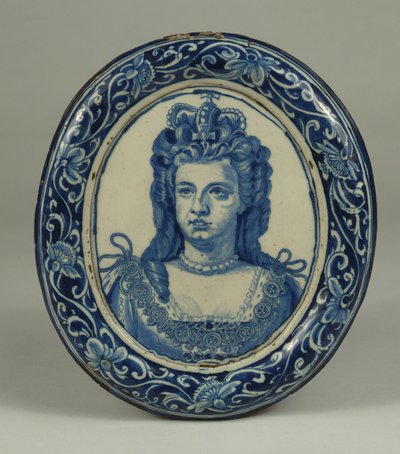 Eine Delfter blau-weiße ovale königliche Porträtplakette von Königin Anne, wahrscheinlich London, ca. 1705 von English School