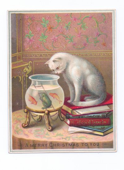 Viktorianische Weihnachtskarte einer Katze, die auf einem Bücherstapel sitzt und in ein Goldfischglas schaut, ca. 1880 von English School