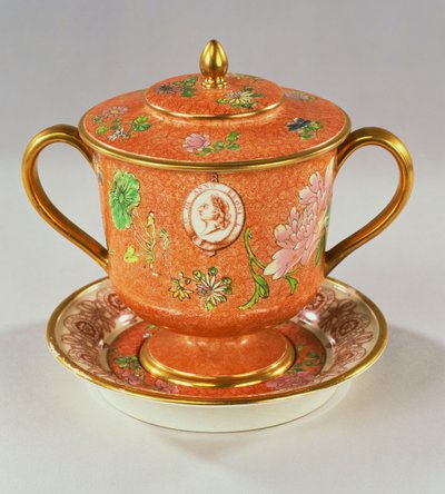 Eine Wedgwood Pearlware Tasse mit zwei Henkeln, Deckel und Standfuß, bemalt mit einem Porträt von George III., zur Feier seines Goldenen Jubiläums 1810, 1810 von English School