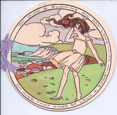 Eine runde, ausgestanzte edwardianische Grußkarte eines Mädchens im Wind auf einer Klippe, ca. 1910 von English School