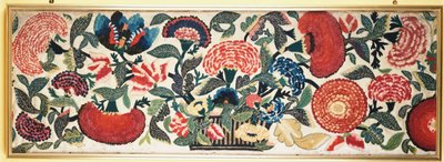 Ein Filz- und Applikationspaneel mit gestickten Seidenakzenten, das Nelken, Tulpen und andere Blumen zeigt, die aus einem Korb auf einem elfenbeinfarbenen Wollgrund überfließen, ca. 1730-40 von English School