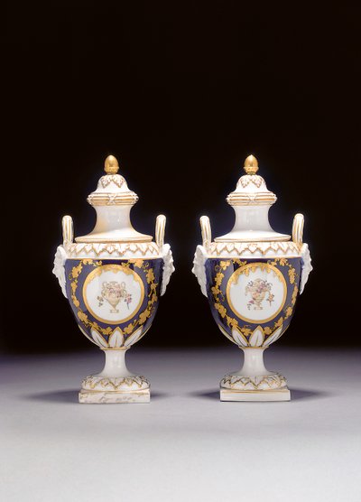 Ein Paar Chelsea-Derby-Vasen mit zwei Henkeln und zwei Deckeln, ca. 1775 von English School