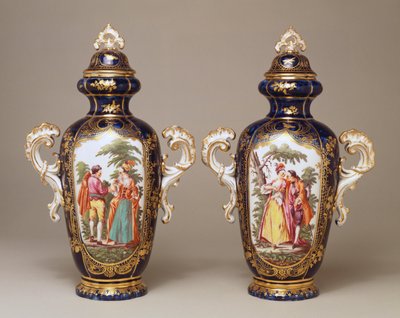 Ein Paar Chelsea blaugrundige, gelappte, sich verjüngende Vasen und Deckel, die Liebende unter Bäumen darstellen, ca. 1765 von English School