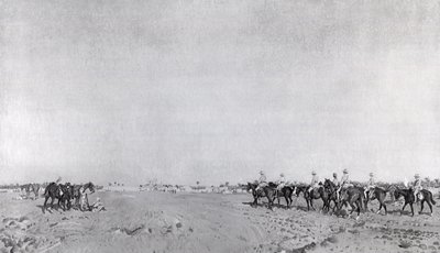 Eine Patrouille der 14. Husaren mit dem kommandierenden Offizier Oberstleutnant R.W. Hewitt DSO nähert sich zur Kapitulation der Türken bei der Kapitulation von Kazimain, 11. März 1917, veröffentlicht ca. 1918 (Fotolitho) von English School