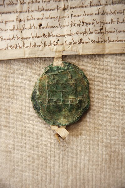 Antikes Siegel mit einem Bild des ursprünglichen Schlosses, hergestellt für William de Albini IV, um 1267 (Papier & Wachs) von English School