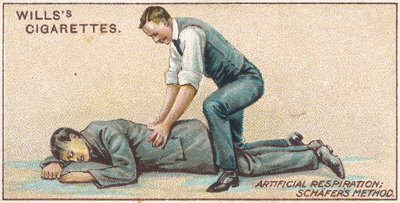 Künstliche Beatmung, Schafers Methode, Nr. 25 aus der Erste-Hilfe-Serie von Willss Zigarettenkarten, 1913 von English School