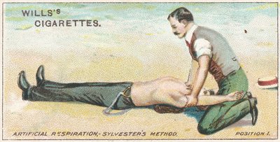 Künstliche Beatmung, Sylvesters Methode - Position 1, Nr. 17 aus der Erste-Hilfe-Serie von Willss Zigarettenkarten, 1913 von English School