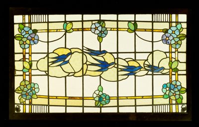 Arts and Crafts Panel einer Gruppe von Schwalben vor Wolken in einem Rahmen aus stilisierten Blütenköpfen (Blei- & Buntglas) von English School