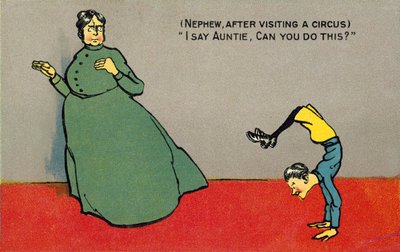 Junge führt eine gymnastische Übung zur Bestürzung der Tante aus von English School