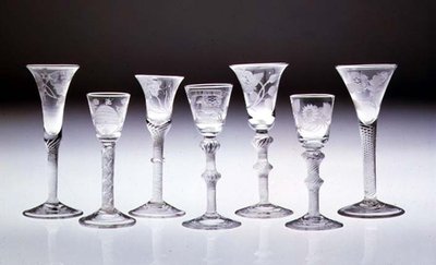 Sammlung gravierter Gläser mit opaken und Luftdrehstielen von English School