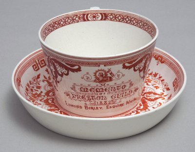 Gedenkteetasse und Untertasse mit der Aufschrift Ein Andenken an die Preston Guild 1882, Minton, England, ca. 1882 von English School