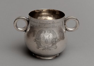 Becher mit großem Bauch und dickem gegossenem Rand, und ein Paar Ochsenaugen-Griffe von English School