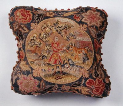 Kissen, in Petit Point bestickt, einen Hirten in einer Landschaft darstellend von English School