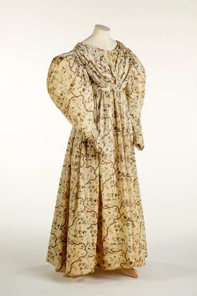 Kleid mit Blumen- und Astmuster auf cremefarbenem Gewebe mit Gittermuster, ca. 1830-35 von English School