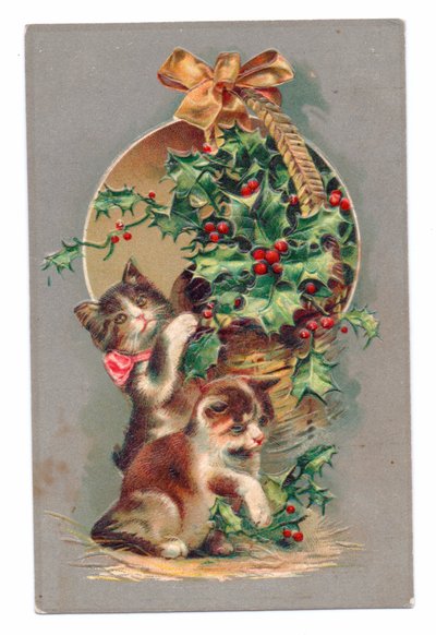 Edwardianische Postkarte von zwei Katzen, die mit Stechpalmen spielen, ca. 1910 von English School
