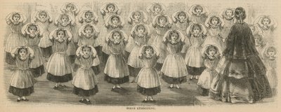 Mädchen beim Turnen von English School