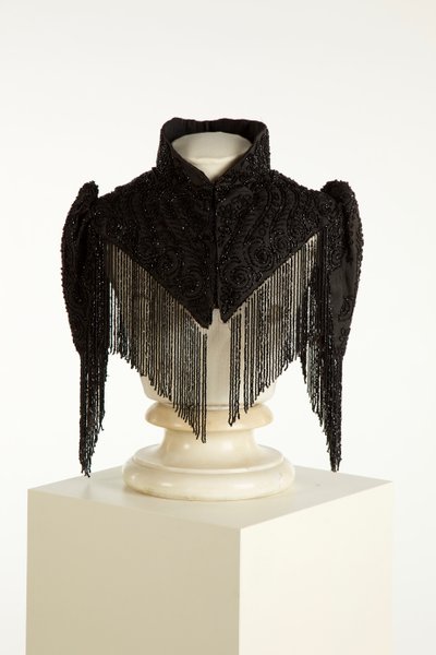 Schwarze Pelerine oder Cape mit hohem Kragen, ca. 1890-1900 von English School