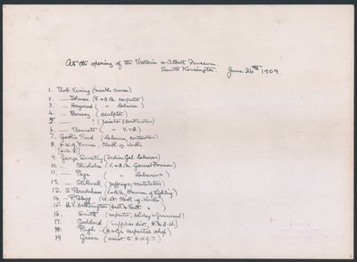 Schlüssel zu einem Foto einer Gruppe von Arbeitern, die die Adresse an König Edward VII. bei der Eröffnung des Victoria and Albert Museums überreichten von English School