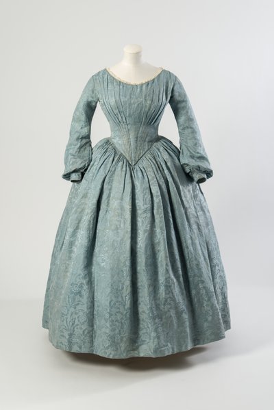 Hellblaues Seidenkleid mit Blumenmuster, geformtem spitzem Mieder und langen Ärmeln von English School