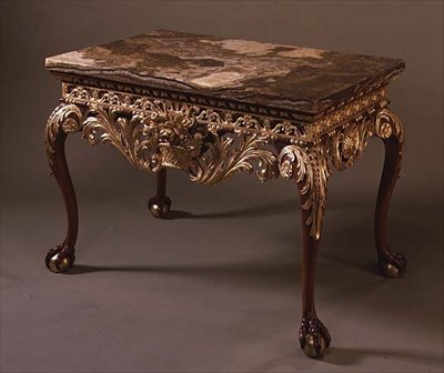 Tisch mit Marmorplatte und Kugel- und Klauenfüßen, ca. 1720 von English School