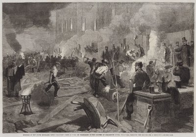 Mitglieder des South Middlesex Rifle Volunteers Corps bei der Arbeit im Fackelschein in den Gärten des Burlington House, Piccadilly, räumen das Gelände für die Drillhalle (Stich) von English School