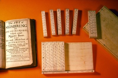 Originalsatz von Napiers Knochen mit passendem Etui und zeitgenössischer Veröffentlichung, 1685 von English School