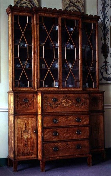 Bemalter und eingelegter Sekretär-Bücherschrank, um 1785 von English School