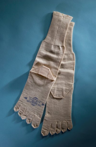 Paar knöchellange gestrickte Socken mit separaten Zehen, Dr. Jaegers digitale Socken, späte 19. Jahrhundert von English School