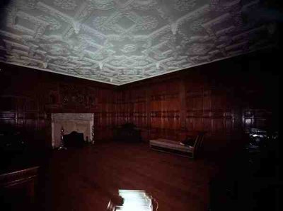 Vertäfelung und Kamin aus dem Alten Palast, Bromley-by-Bow, um 1605 von English School