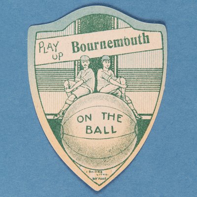 Spiel auf Bournemouth, Baines-Karte in Form eines Schildes und zwei Fußballspieler, die auf einem großen Fußball sitzen, 1888-89 von English School