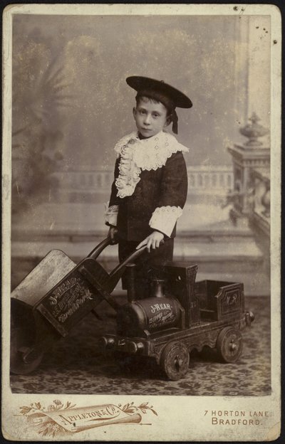 Porträt eines jungen Jungen mit einem Handkarren von English School