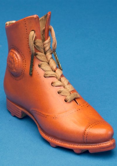 Replik eines Fußballschuhs mit Schnürsenkeln, markiert mit dem Stevens-Patent (Keramik) von English School