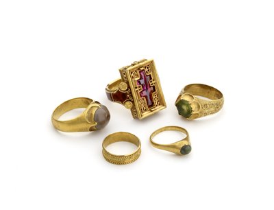 Ringe aus dem Thame-Hort, gefunden im Fluss Thame, Enddatum 1457 (Gold und Edelsteine) von English School