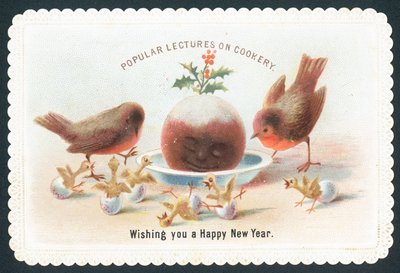 Rotkehlchen und Küken schauen auf lächelnden Pflaumenpudding, Neujahrskarte von English School