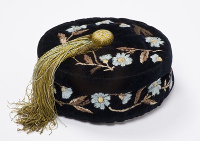 Rauchkappe, ca. 1880 (bestickter Samt, gefüttert mit maschinengequilteter Seide) von English School