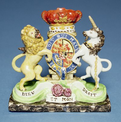 Spillvase in Form der königlichen Wappen auf einem schwarzen Marmorsockel, Walton von English School
