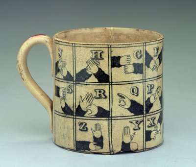 Staffordshire-Becher mit Darstellung des Alphabets in Gebärdensprache, ca. 1820 von English School