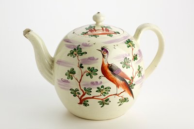 Staffordshire Teekanne dekoriert mit exotischem Vogel und Gebäude zwischen Bäumen, ca. 1765-75 von English School