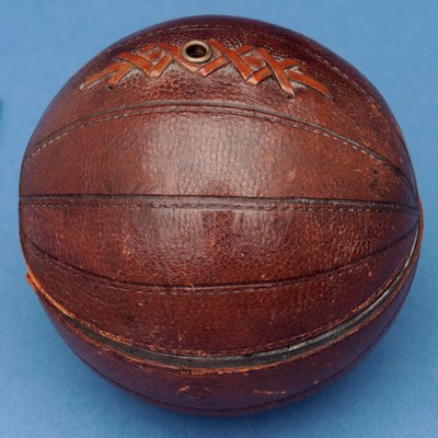 Schnurspender in Form eines Fußballs von English School