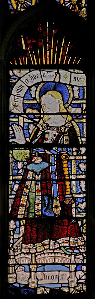 Ostfenster (Ew) mit Darstellung der Jungfrau Maria (komposite Figur) - mit farbigem Glas von English School