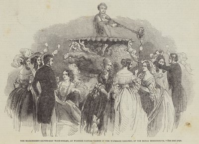 Der prächtige silbervergoldete Weinkühler im Windsor Castle, Szene in der Waterloo-Galerie bei der königlichen Taufe (Gravur) von English School