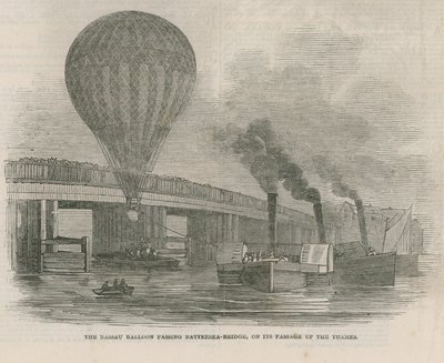 Der Nassau-Ballon überquert die Battersea Brücke von English School