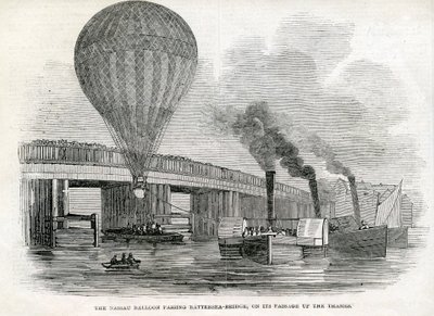 Der Nassau-Ballon passiert die Battersea-Brücke von English School