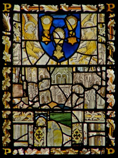 Das Ostfenster, das ein Schild mit Emblemen des Sakraments darstellt; Fragmente eines Baldachins mit Figuren von English School