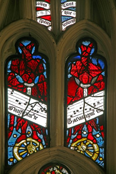 Fenster Ew mit Darstellung von Engeln auf Rädern mit Antiphonen von English School