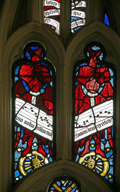 Fenster Ew mit Darstellung von Engeln auf Rädern mit Antiphonen von English School